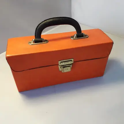 Vintage Cassettenkoffer - in orange, mit Raum für 14 MCs; mit Druckknopf-Verschluss