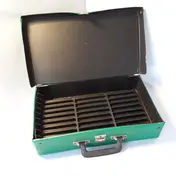 Vintage Cassettenkoffer - in grün, mit Raum für 30 MCs; mit Druckknopf-Verschluss