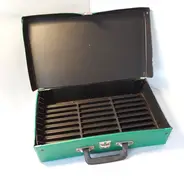 Vintage Cassettenkoffer - in grün, mit Raum für 30 MCs; mit Druckknopf-Verschluss