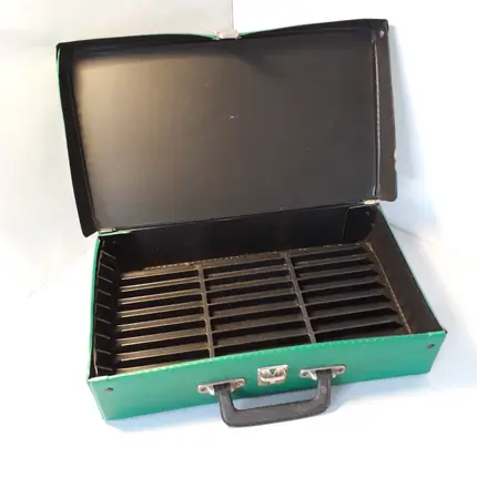 Vintage Cassettenkoffer - in grün, mit Raum für 30 MCs; mit Druckknopf-Verschluss