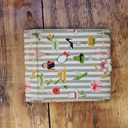 Vintage Schallplattenalbum - in weiß-grau gestreift, mit Mode-Accessoires-Motiven für 16 Singles