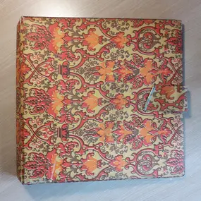 Vintage Schallplattenalbum - in beige, mit rot-braunem Blumendesign, für 16 LPs