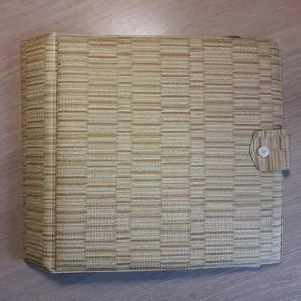 Vintage Schallplattenalbum - in beigem Flechtmuster, für 16 Singles