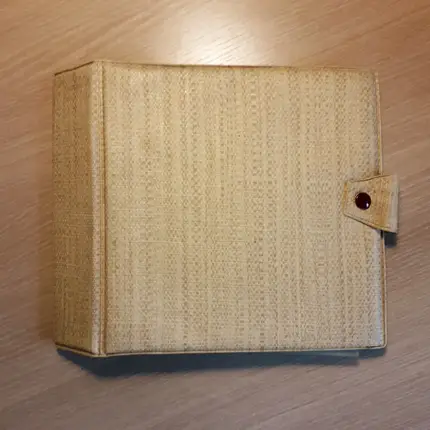 Vintage Schallplattenalbum - in beigem Flechtmuster, für 20 Singles