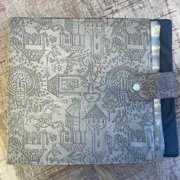 Vinyl Storage - Vintage Schallplattenalbum - in braun mit Dorf-Motiven, für 20 Singles