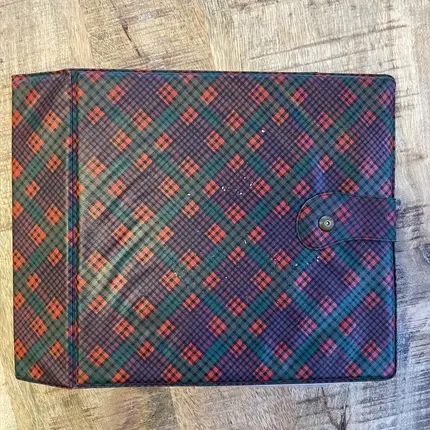 Vintage Schallplattenalbum - in diagonalem rot-schwarz-grünen Karomuster, für 20 Singles