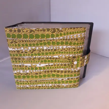 Vintage Schallplattenalbum - in gelb, mit grün-schwarz-weißem Muster und Druckknopf-Verschluss, für 20 Singles