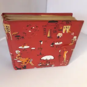 Vintage Schallplattenalbum - in rot, mit Freizeit-Motiven und Druckknopf-Verschluss, für 20 Singles