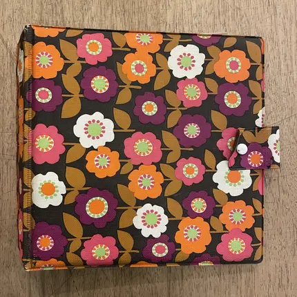 Vintage Schallplattenalbum - in schwarz mit Blümchendesign, für 20 Singles