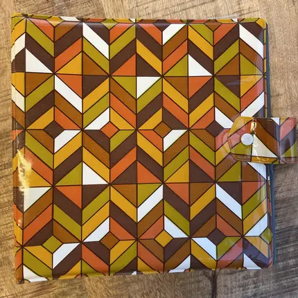 Vintage Schallplattenalbum - mit buntem geometrischen Muster, Für 16 Singles