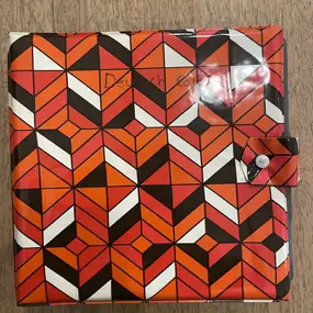 Vintage Schallplattenalbum - mit geometrischen Muster in rot-schwarz-weiß, für 16 Singles