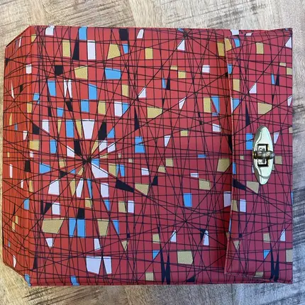 Vintage Schallplattenalbum - mit geometrischen rot-gelb-blau-weiß-schwarzen Muster, für 24 Singles