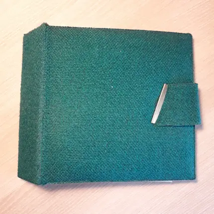 Vintage Schallplattenalbum - in grünem Stoffbezug, für 20 Singles