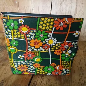 Vintage Schallplattenalbum - mit Blumenmuster, für 16 Singles