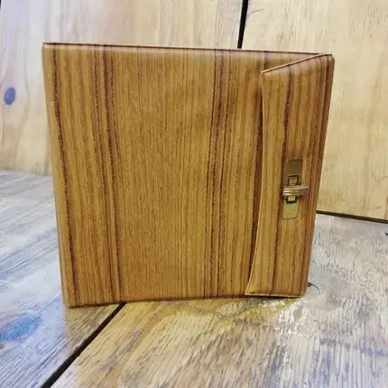Vintage Schallplattenalbum - mit Holzoptik, für 26 Singles