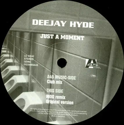 DeeJay Hyde - Just a Moment
