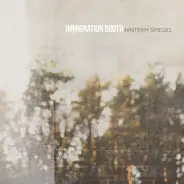 Immigration Booth - Hinterm Spiegel