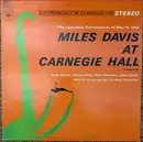 LP - Miles Davis Featuring: Hank Mobley , Wynton Kelly , Paul Chambers , Jimmy Cobb With Gil Evans And H - Miles Davis At Carnegie Hall