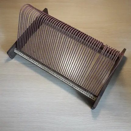 Retro Single Ständer - aus Holz, für 50 Singles, rot/gold